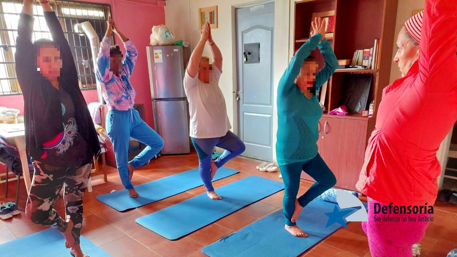 En la sección femenina de la cárcel de Coyhaique se desarrolla el taller de yogaterapia.
