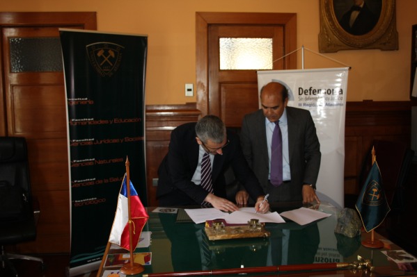 El Defensor Regional de Atacama, Raúl Palma, y el rector de la Universidad de Atacama, Celso Arias, firmaron el convenio de cooperación.