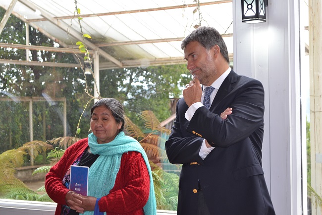 A la actividad asistieron comuneros y comuneras mapuche de la zona de Malleco, una de las cuales aparece en la imagen junto al Defensor Nacional.