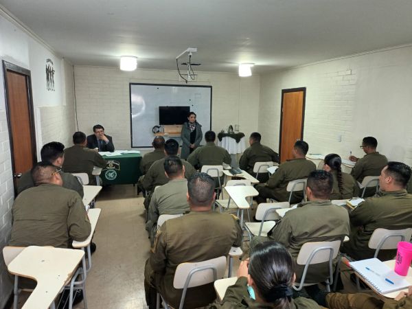 Con una activa participaci&oacute;n de las y los funcionarios policiales se llev&oacute; a cabo la charla de difusi&oacute;n.