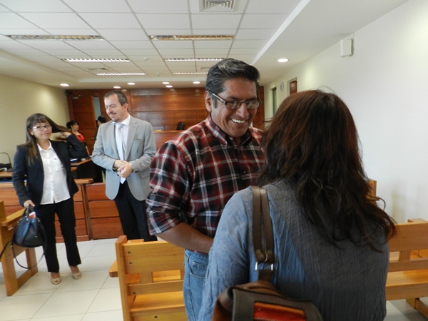 Ángel Velásquez Zambrana, transportista aymara detenido por hoja de coca, junto a Inés Flores Huanca, tras ser absuelto en Arica.