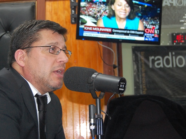 El nuevo jefe de Estudios de la Defensoría Regional de Tarapacá, Gabriel Carrión, en una entrevista radial en Iquique