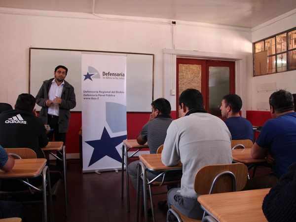 En la sala de clases del CDP de Mulchén se realizó el encuentro con profesionales de la Defensoría Regional del Biobío.