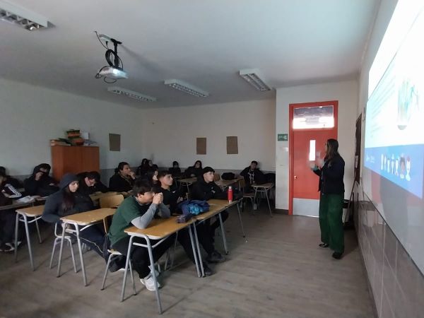 Nicole Quintero realizó cuatro charlas a alumnos y alumnas del colegio municipal de María Pinto, en la provincia de Melipilla.