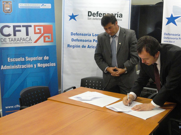 El convenio fue firmado por el Defensor Regional, Claudio Gálvez Giordano, y el rector del CFT, David Alvarado Olmos.