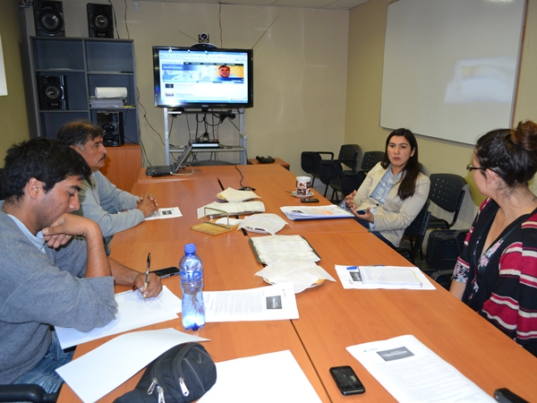  La Jefa de Estudios (s) de Arica y Parinacota explicó a la prensa local la naturaleza del Proyecto Inocentes, acompañada por Santiago Galleguillos.