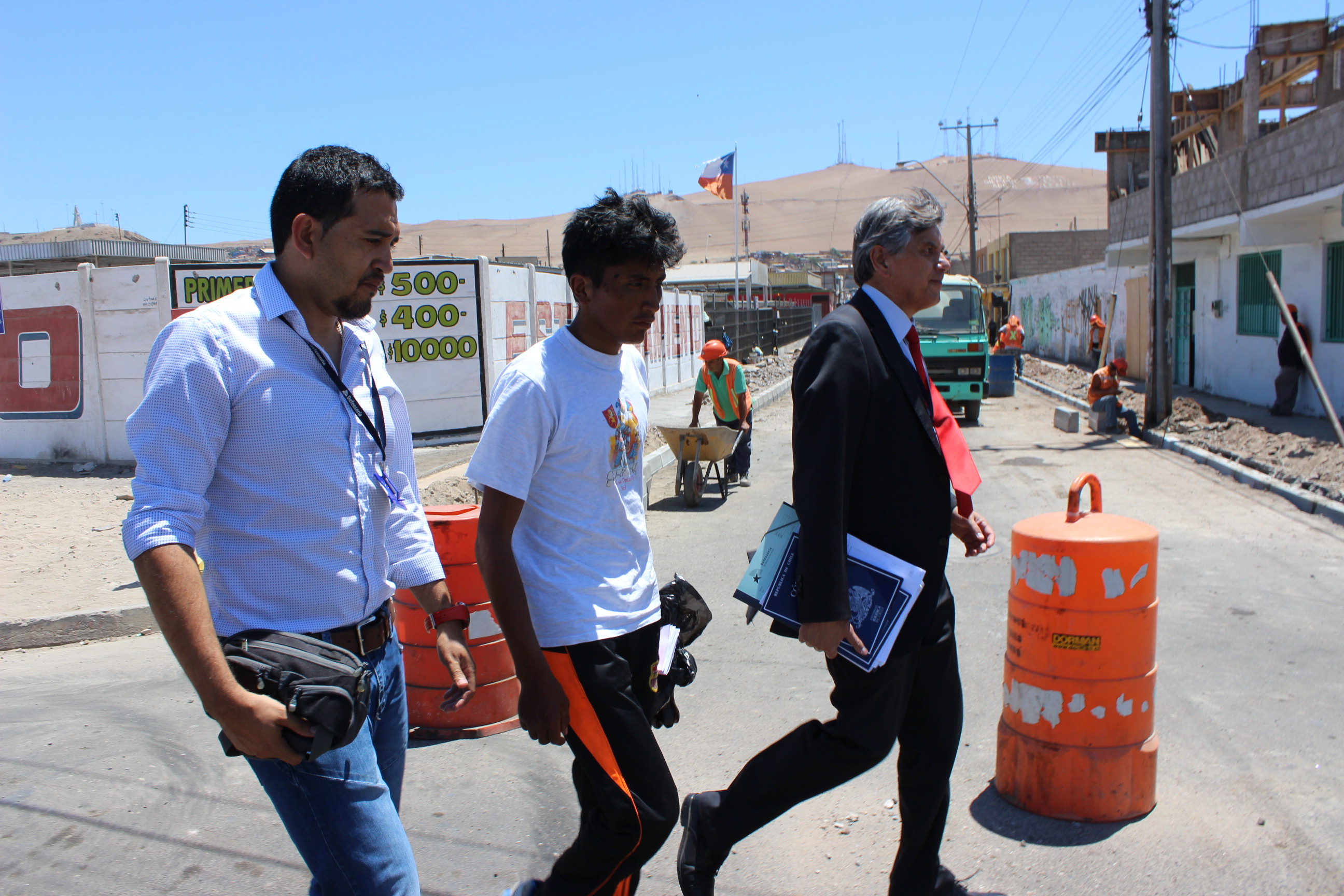 Juan Carlos Quispe junto a su defensor Raúl Gil, minutos antes de entregarse voluntariamente en el tribunal de garantía de Arica
