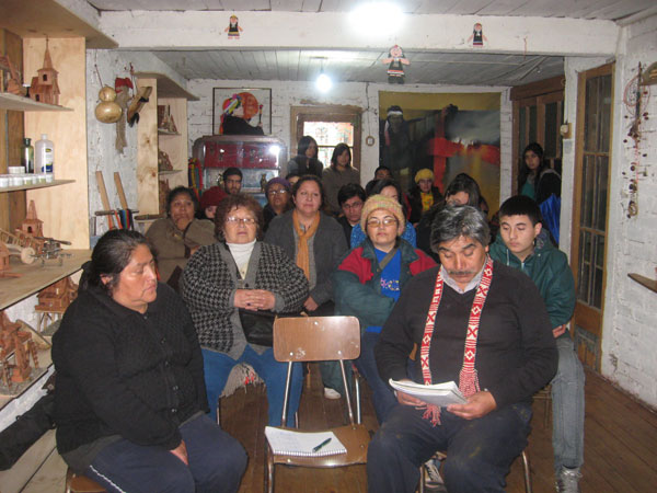 Los miembros de la comunidad mapuche de Valparaíso recibieron material de difusión sobre sus derechos impreso en mapudungun.