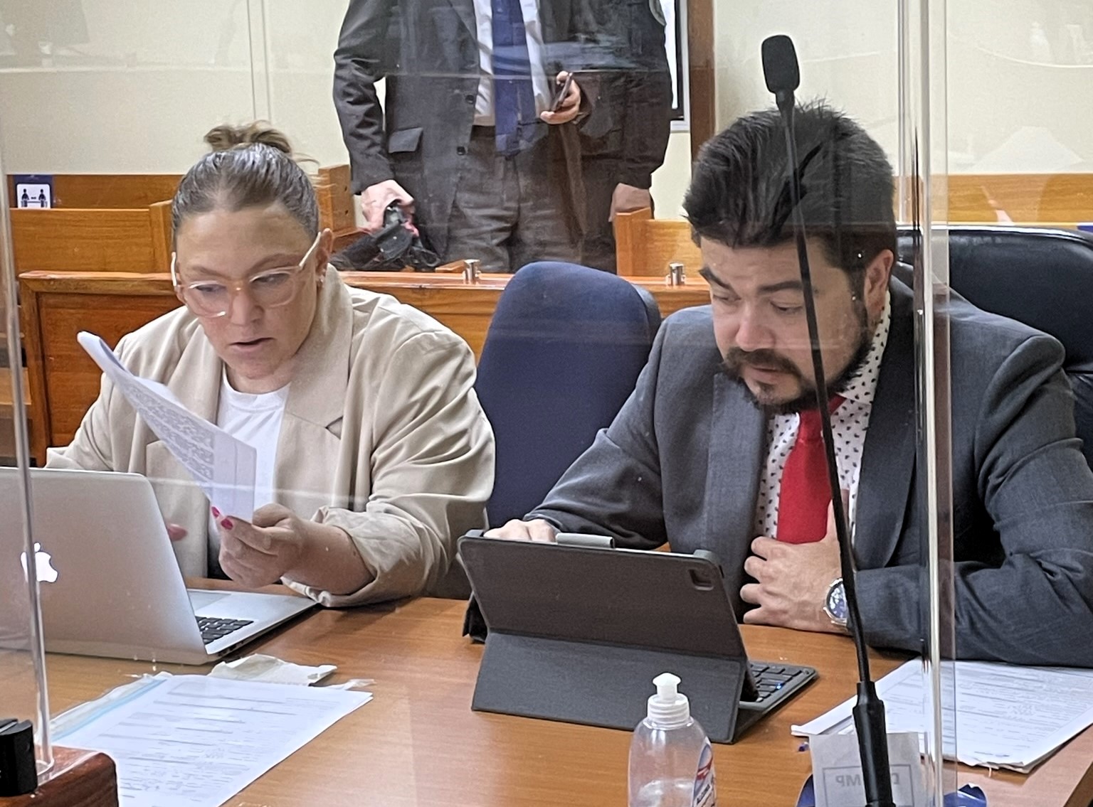 Los defensores públicos Mauricio Martínez y Francisca Riffo tienen hasta este viernes para apelar a las medidas cautelares decretadas..