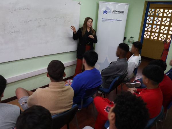 Paulina Aracena, defensora pública juvenil especializada de Tarapacá, durante la charla para los adolescentes.