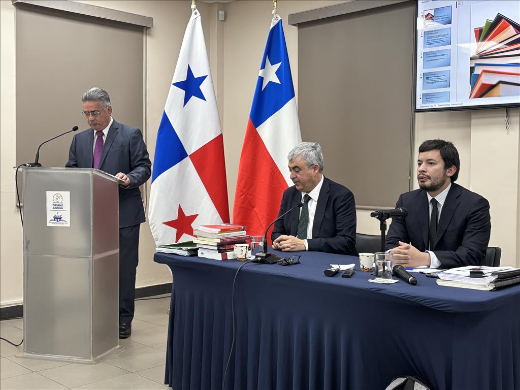 Pablo Ardouin (izquierda) y Juan Pablo Alday (derecha) durante una de las jornadas de capacitación en Panamá.