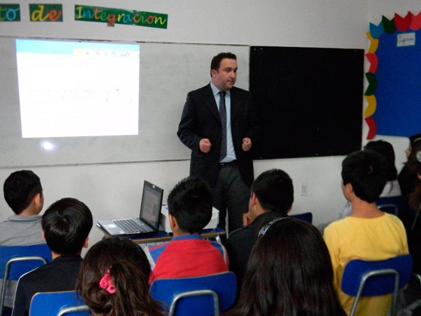 El abogado Sebastián Donoso durante la charla ante los alumnos del colegio “La Ronda de San Miguel”.