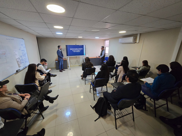 Alumnos de la carrera de derecho de la Universidad de Tarapacá asistieron a la charla en dependencias de la Defensoría Regional.