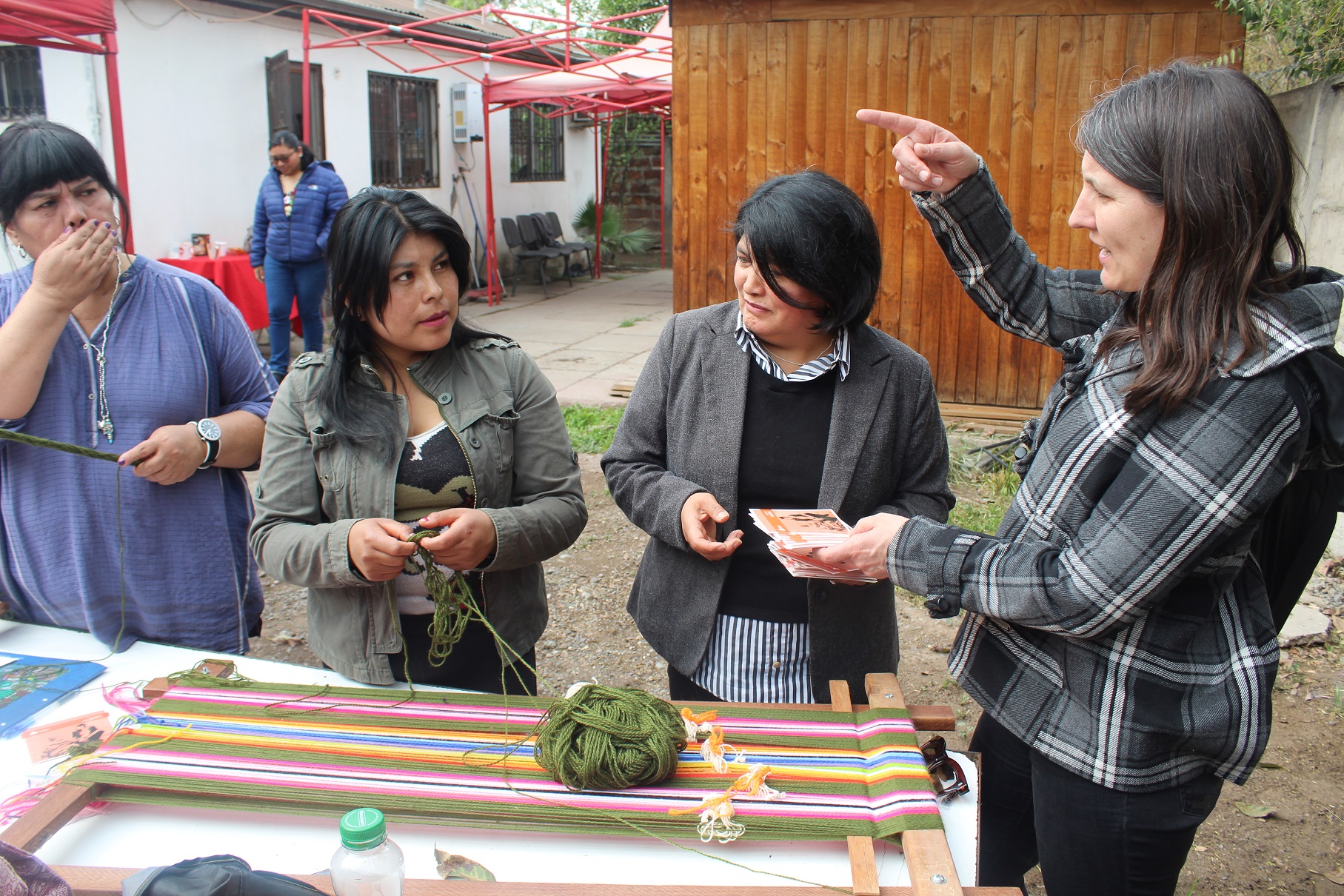 Francisca Sellés explicó detalles de la defensa especializada indígena a mujeres de la etnia mapuche de Quilicura. 