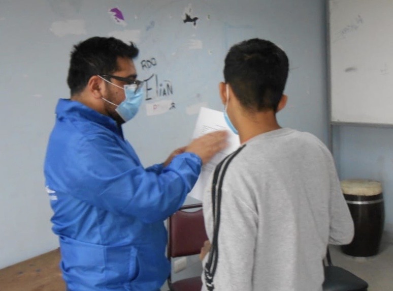 (Foto de archivo) El defensor público juvenil Sergio Jofré atiende las consultas de un adolescente en internación provisoria.