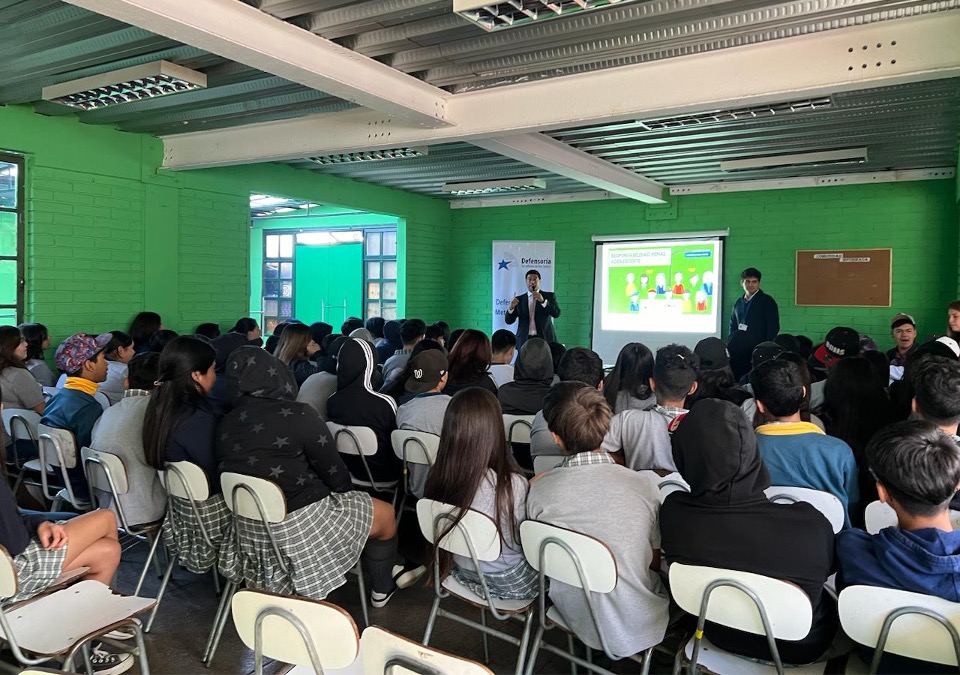 El defensor público especializado Cristian Esquivel ofreció su primera charla en el colegio en Peñalolén.