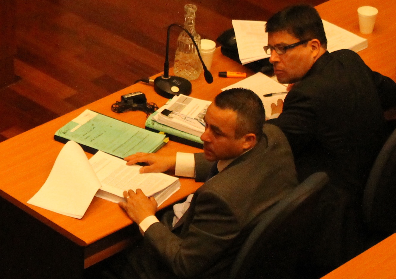 El defensor público Gabriel Carrión, junto al defensor local jefe de Ñuñoa, Mario Palma, en  el juicio abreviado por el caso FUT.