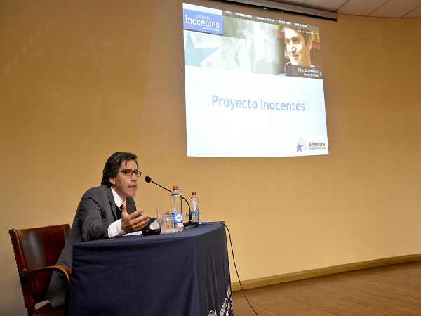 En la imagen de archivo, Fernando Alliende, jefe de la Unidad de Estudios, difunde el "Proyecto Inocentes" a alumnos de derecho.