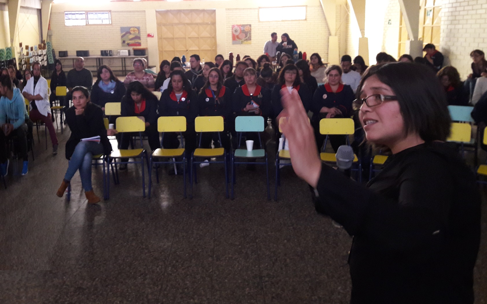 La defensora penal juvenil María Fernanda Aguilera explicó los alcances de la LRPA a 80 profesores del colegio de Cerro Navia.