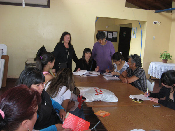 La asistente social Marcia Peña Salas dialogó con unas 25 personas de las etnias mapuche, aymara y rapa nuí.