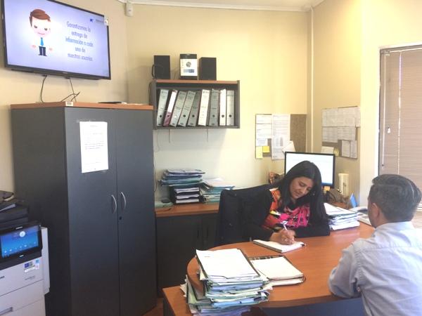 La asistente administrativa Viviana Arratia valoró el material de difusión audiovisual para el público que visita diariamente la oficina.
