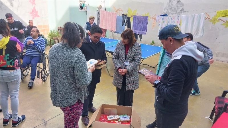 La Defensora Regional de Coquimbo donó a los internos 120 libros y una mesa de ping pong 