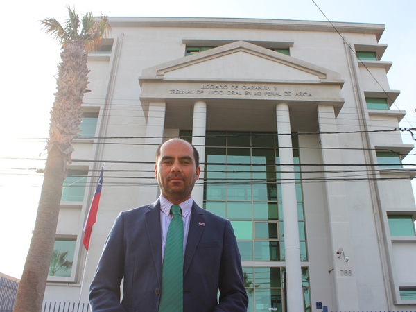 Defensor Ricardo Sanzana, en las afueras de Tribunal Oral en lo Penal de Arica, luego del juicio donde obtuvo por segunda vez la absolución del caso.