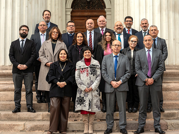 La Defensora Nacional, Ver&oacute;nica Encina, junto a las y los 17 Defensores Regionales.