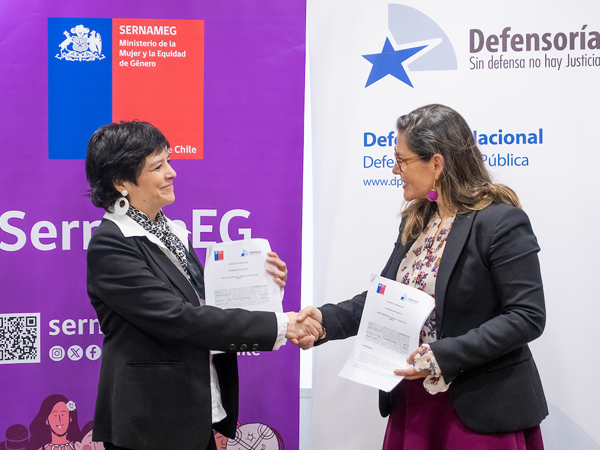 La directora nacional del SernamEG (derecha) visit&oacute; a la Defensora Nacional para firmar el acuerdo. 