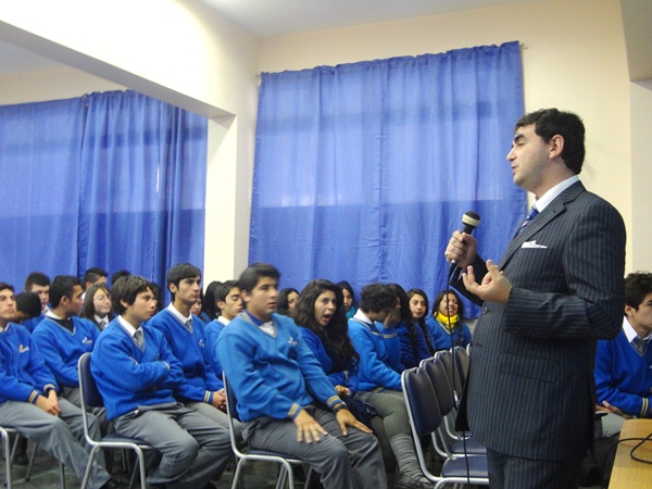 Erick Astudillo conversó con alumnos de tercero y cuarto medio del Colegio San Lorenzo de Coquimbo.