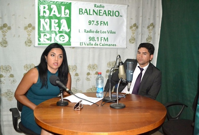La defensora Carolina Galleguillos participó entusiastamente en su primera entrevista radial en el programa "Justicia a su Alcance".