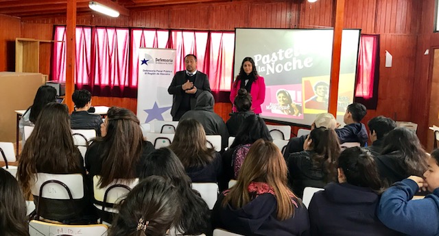 El equipo de defensa juvenil de la Región de Atacama explicó detalles de la LRPA a los alumnos del liceo.