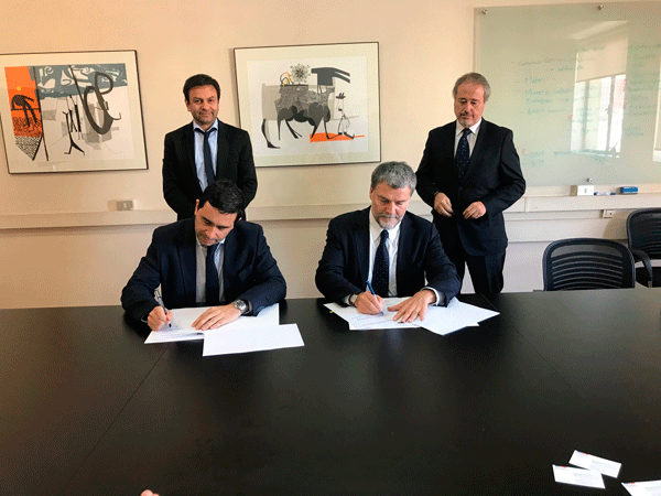 El Defensor Nacional, Andrés Mahnke, y el director nacional de Arquitectura del MOP, Raúl Irarrázabal, en la firma del convenio-mandato.