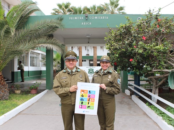 Carabineros de la Ofina de Asuntos Comunitarios de la Primera Comisaria de Arica recibieron un afiche sobre derechos de los imputados.