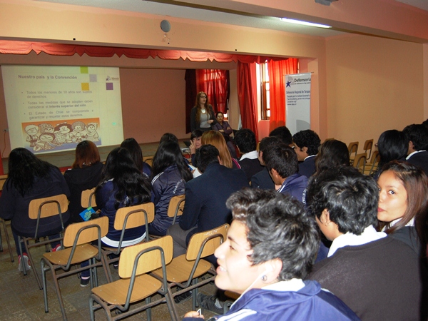 Los estudiantes del Liceo “Bernardo O’Higgins” de Iquique en la charla sobre derechos adolescentes.