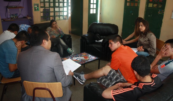 El defensor penal juvenil Ángel Guerrero y la asistente social Yasna Contreras durante la charla con jóvenes del CIP de Paipote.