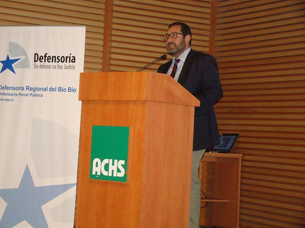 El ministro Rodrigo Cerda durante la presentación de su libro por el jefe de Estudios de la Defensoría Regional del Biobío.