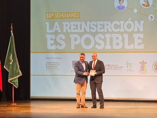 El Defensor Regional Osvaldo Pizarro recibi&oacute; el reconocimiento de manos del presidente del COSOC de Gendarmer&iacute;a.