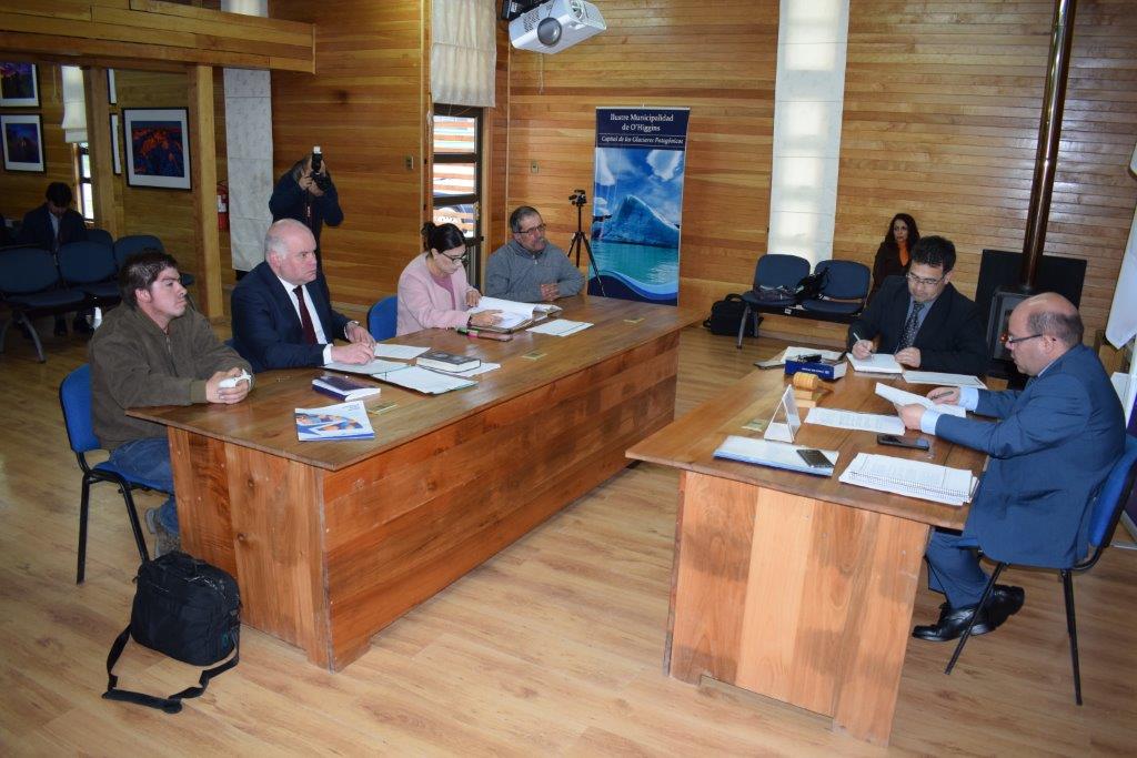 En la sala de eventos de Villa O'Higgins se realizaron audiencias penales. La defensa de los imputados fue asumida por el Defensor Regional de Aysén.