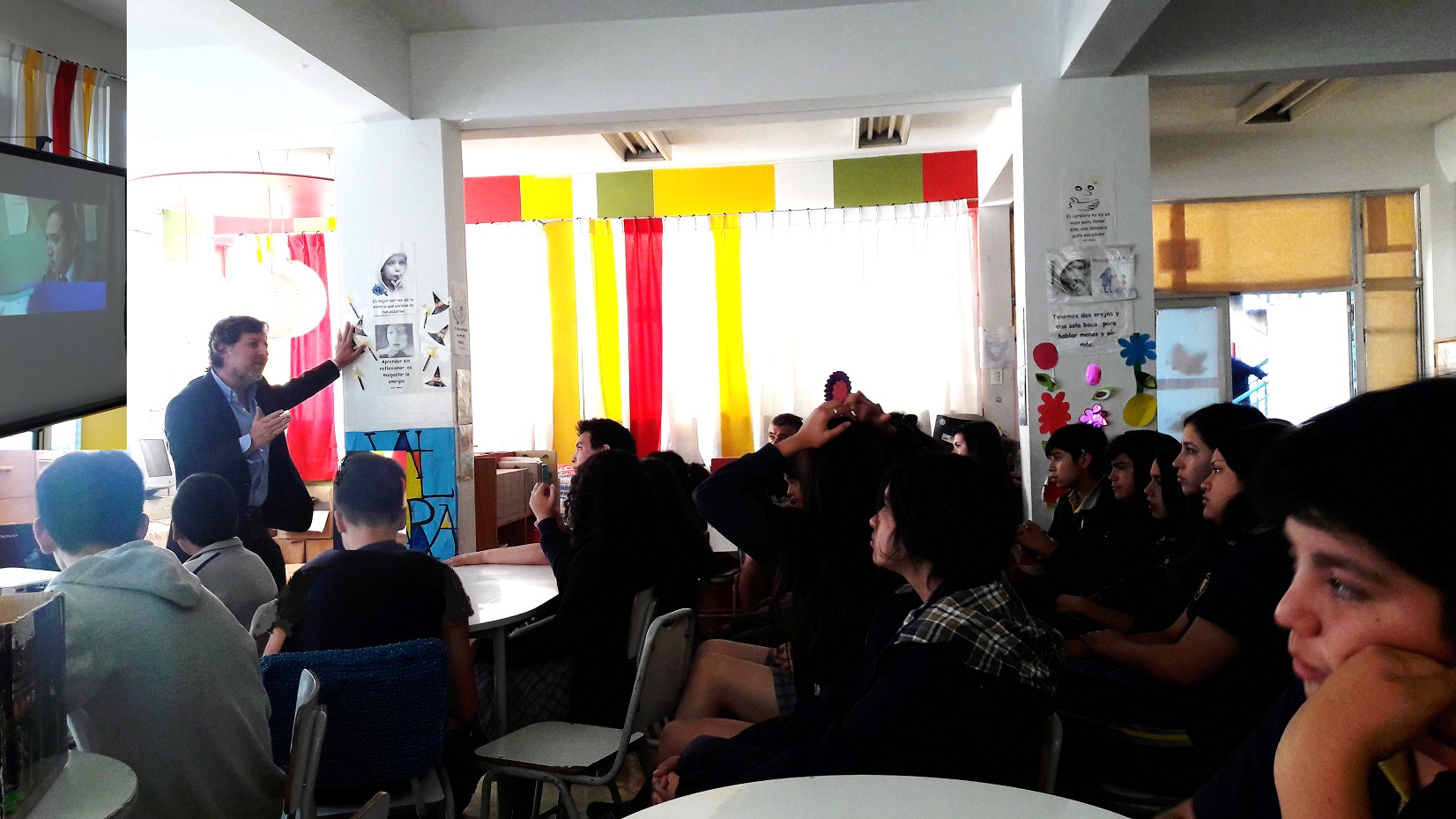 Alumnos de 14 a 17 años de octavo básico de la Escuela Básica Tobalaba, de Peñalolén, conocieron el "Proyecto Inocentes" de la Defensoría.