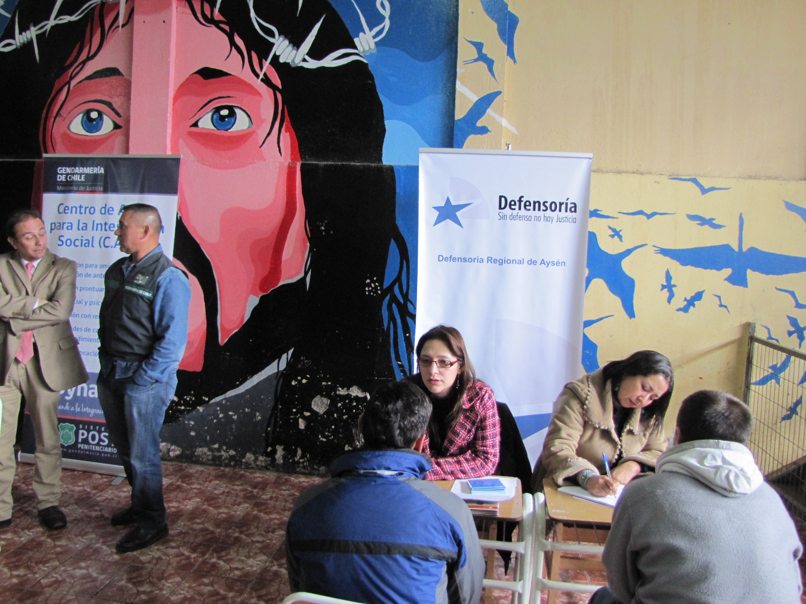 Las defensoras públicas Paulina Delgado y Ximena Gutiérrez atendieron consultas y requerimientos de los internos de Coyhaique.
