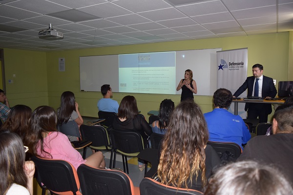 Los alumnos de la carrera de derecho de la Universidad Autonoma de Chile conocieron el "Proyecto Inocentes.