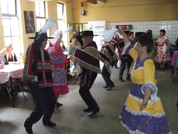 Tras la atención legal de las internas de la cárcel de Osorno llegaron la música y los bailes del grupo "Alegria de vivir".