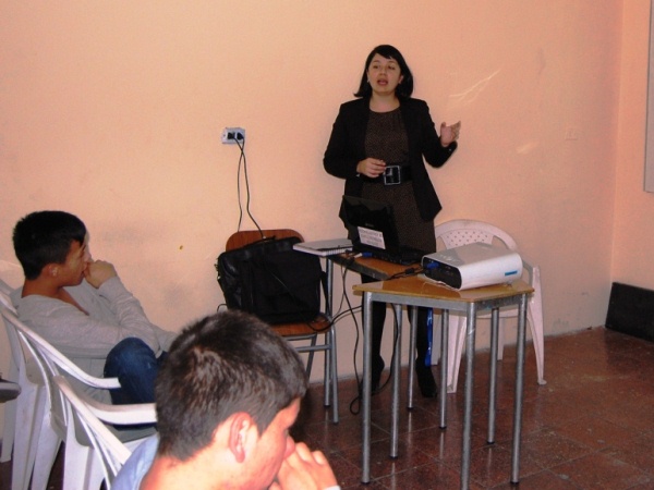 La defensora juvenil Natalia Andrade expuso ante los adolescentes del Centro de Internación Provisoria.