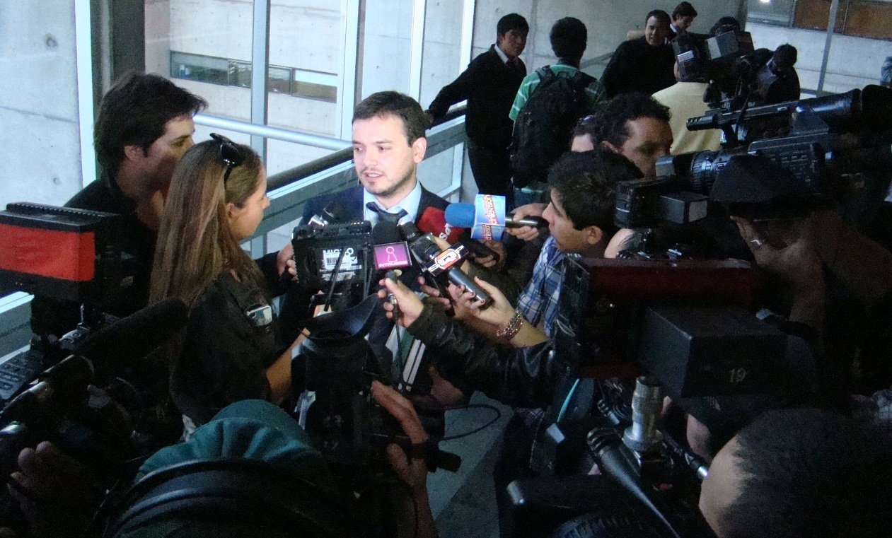 Dada la connotación de los involucrados, el defensor público Felipe Ibáñez fue asediado por la prensa de farándula.