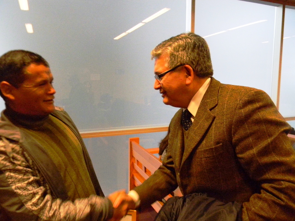 El ministro Roberto Contreras saluda a un emocionado Sergio Rojas