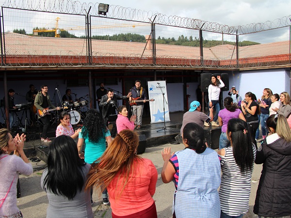 La alegría se vivó en cada rincón del patio de mujeres, donde la Defensoría celebró el Día de la Madre con las mujeres de la cárcel El Manzano.
