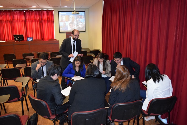 Tras la charla sobre el "Proyecto Inocentes", los alumnos de derecho participaron en un taller para analizar casos.