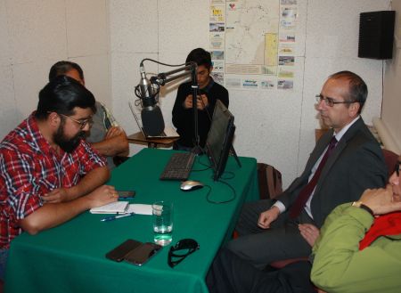 El jefe de Estudios de Atacama, Renato González, durante el diálogo sobre la situación de los migrantes en la región.