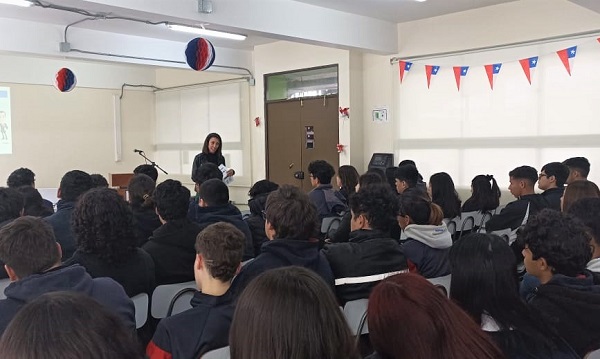 En total, 160 estudiantes asistieron a la charla en el liceo "Simón Bolívar" de Rancagua.